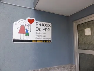 Eingang mit Praxisschild Dr. Epp