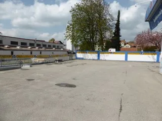 Parkplätze hinter dem Praxisgebäude