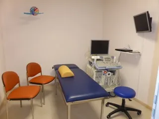 Behandlungszimmer mit Ultraschallgerät