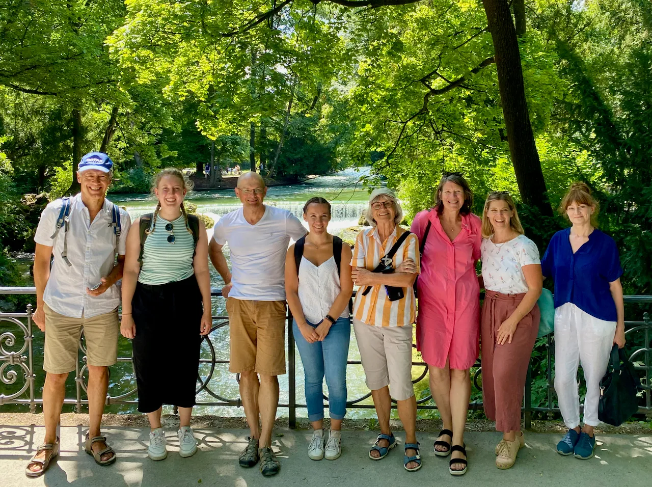 Gruppenfoto des Praxisteams auf einer Brücke im Grünen