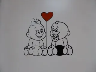 Wandbild mit zwei Babys und einem Herzballon in der Praxis